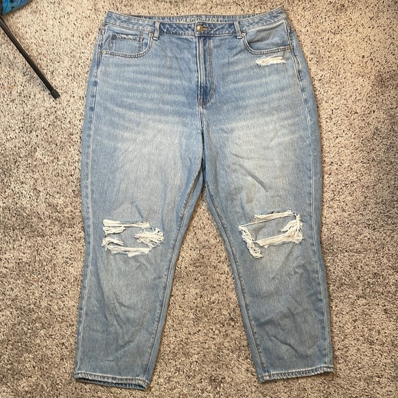 American Eagle Light Wash Ripped Mom Jean Size 18 Short - Picture 3 of 6